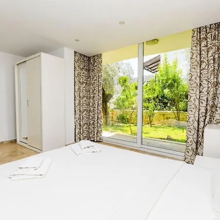 The Ultimate With Stunning Views, 1050 *
