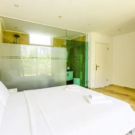 The Ultimate With Stunning Views, 1050 *