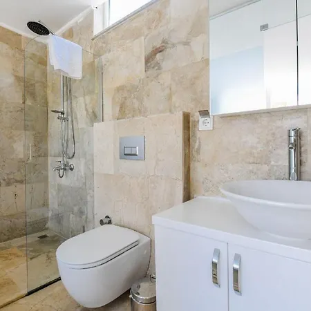 The Ultimate With Stunning Views, 1050 *